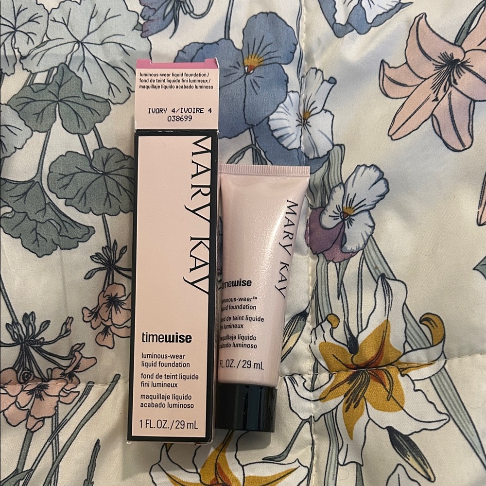 Mary Kay Timewise Foundation in Light Ivory 4